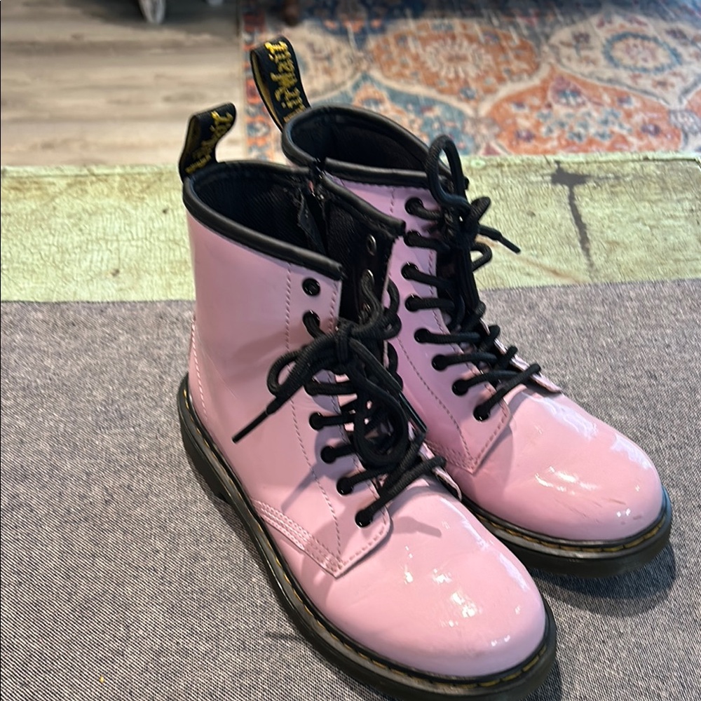 Dr. Martens YOUTH 1460 Pink PATENT LEATHER LACE UP BOOTS Size 3 - Picture 2 of 9
